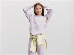 barn iført Mads Nørgaard sweatshirt i orchid petal med matchende bukser